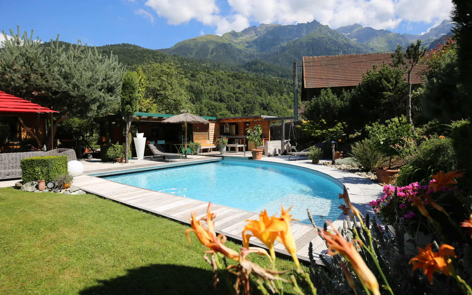 Piscine Saint-Mury-Monteymont terrasse bois